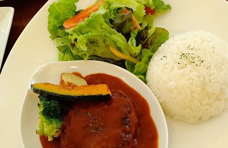 定番の味おすすめのハンバーグ｜おしゃれなカフェでランチはゆきはな